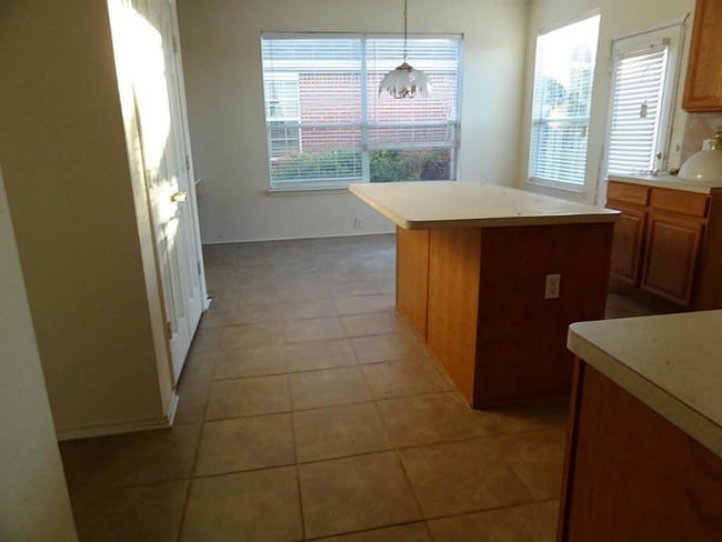 Building Photo - 323 Thorpe Springs Dr