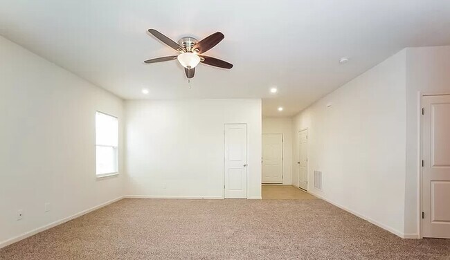 Building Photo - 15268 Royal Grove Dr