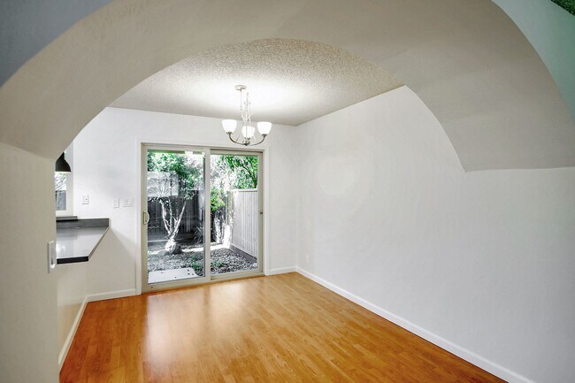 Building Photo - 2bed/2.5bath Townhouse with Updated Kitchen!