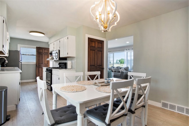 Building Photo - 2245 Lakeshore Dr