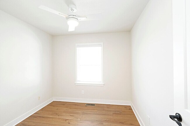 Building Photo - 919 Belmont Ave