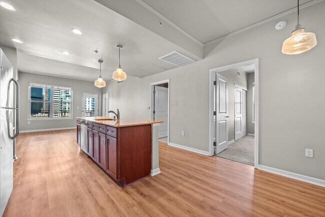 Building Photo - Downtown Living