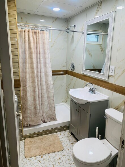 Building Photo - 127 Carver St