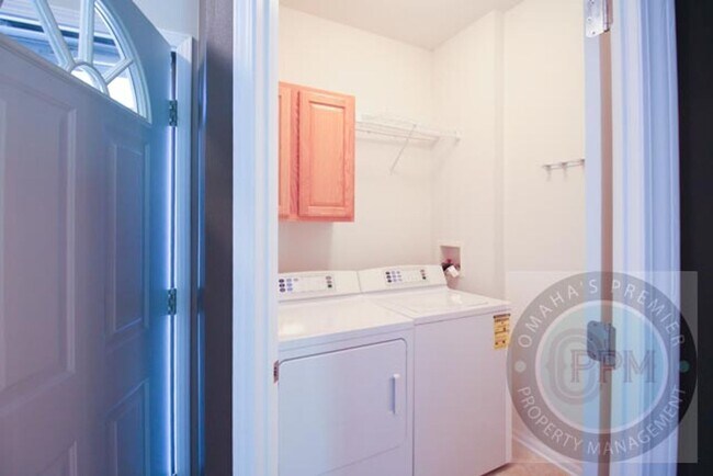 Building Photo - Deposit Special: $500 off rent! Beautiful ...