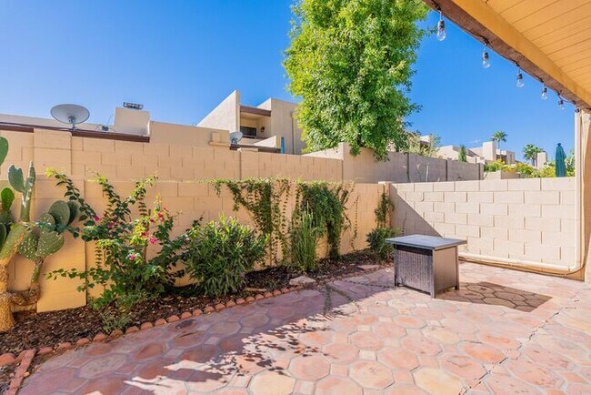 Building Photo - Pending/ Rented - 2-Car Garage & Fenced Yard! 2-Bed, 2-Bath Home in East Tucson