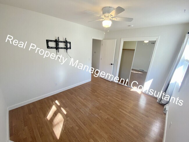 Building Photo - Charming Home in a Country Setting