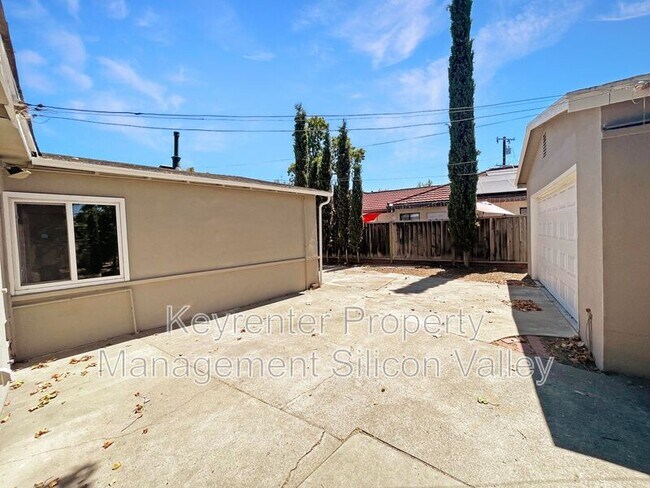 Building Photo - 3115 Calzar Dr