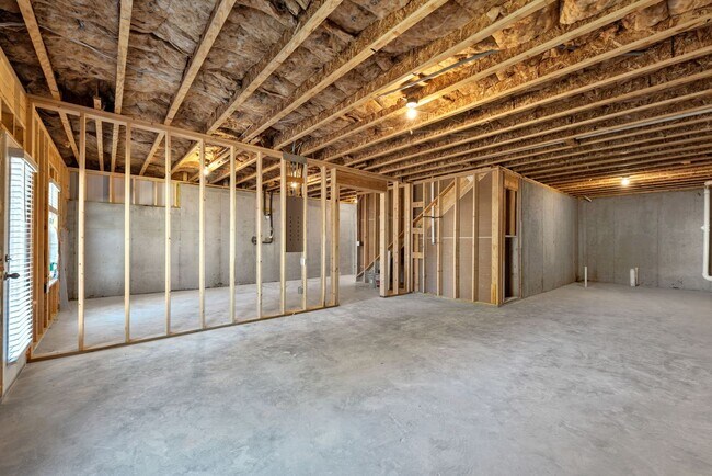 Building Photo - Victoria Heights - 5 bedroom -For Rent $2350