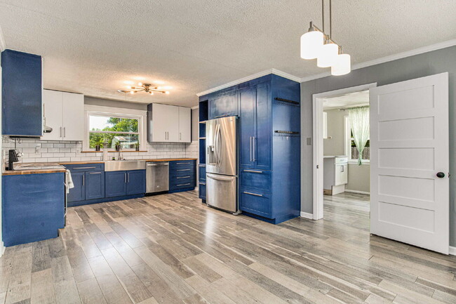 Building Photo - Beautiful East Hill home located in one of...