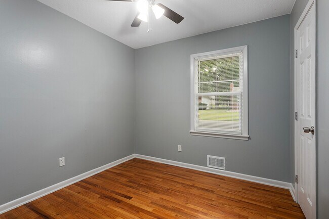 Building Photo - 622 NW Kay Dr