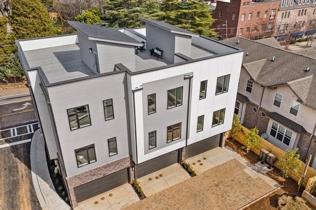 Building Photo - 1237 Memorial Dr SE