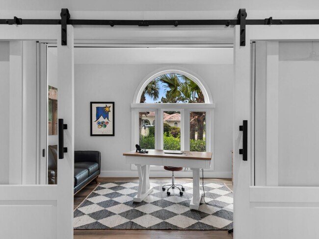 Building Photo - Stunning Furnished 3-Bedroom Golf Course H...