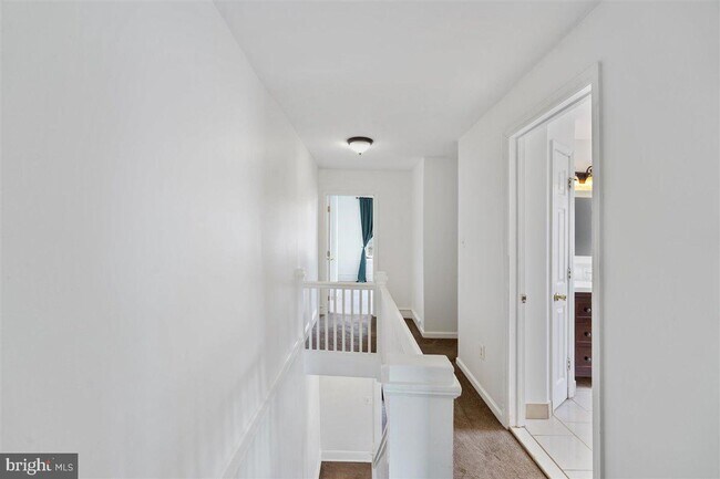 Building Photo - 528 E Elm St