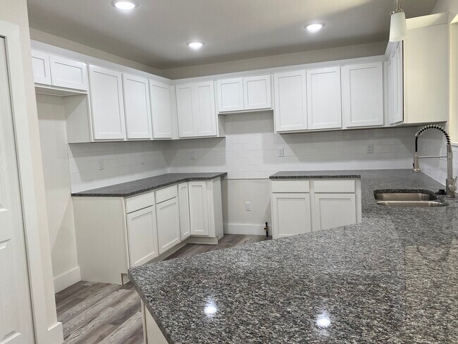 Building Photo - 9453 Shady Dr