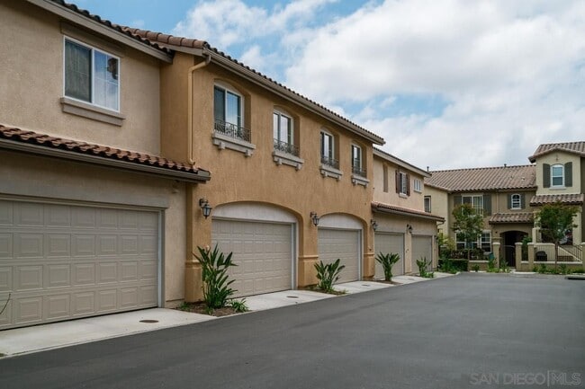 Building Photo - Beautifully maintained town home in the sought after community of Ravenna at 4S Ranch!