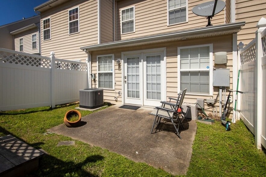 Building Photo - 7031 Sunnywood Dr