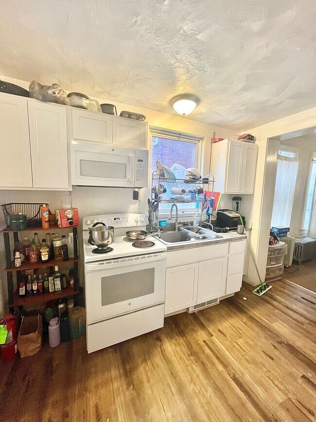 Building Photo - 255-257 N Spring St