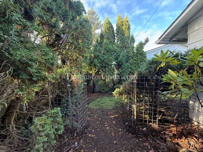 Building Photo - Updated 2BD/1BA Duplex w/ Mini-Split HVAC + Off-Street Parking