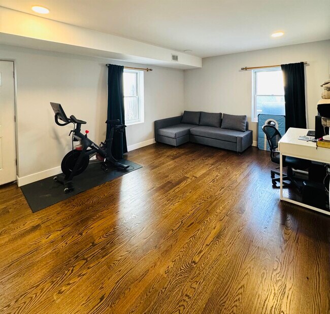 Building Photo - 114 Bleecker St