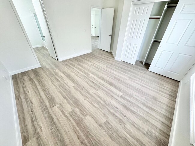 Building Photo - STUNNING 2 BEDROOM 2 BATH CONDO IN GATED C...