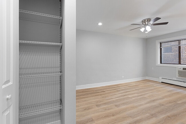 Building Photo - 5534 N Kenmore Ave