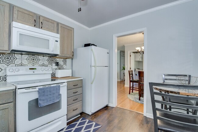 Building Photo - 1127 Magnolia Dr