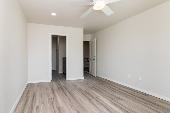 Two Story (3 bed/3.5 bath/1 car garage) - 406 38th St