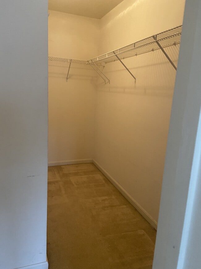 Building Photo - 305 N Old Dominion Ln