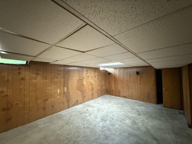 Building Photo - Large 2BR Townhouse NE Side