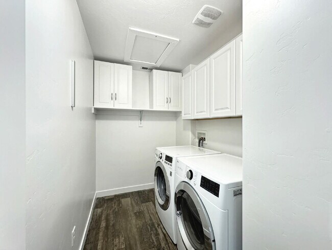 Building Photo - SHORT-TERM LEASE Townhouse in Draper - 3 BD 2.5 BA 2 GA - 2250 Square Feet