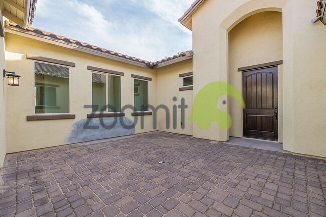 Building Photo - Beautiful Views!