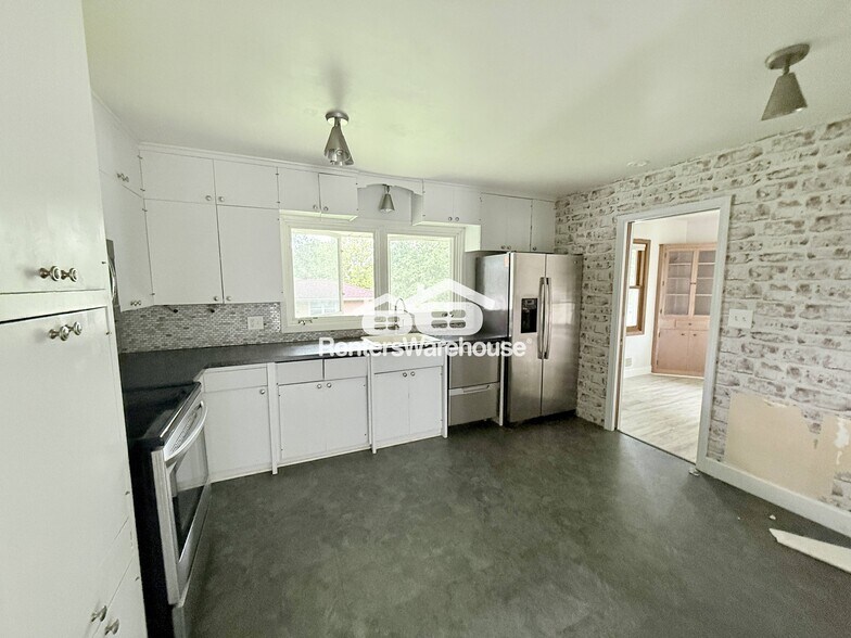 Building Photo - 3815 W 60th St