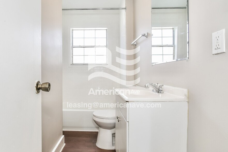 Building Photo - 802 Abington Dr