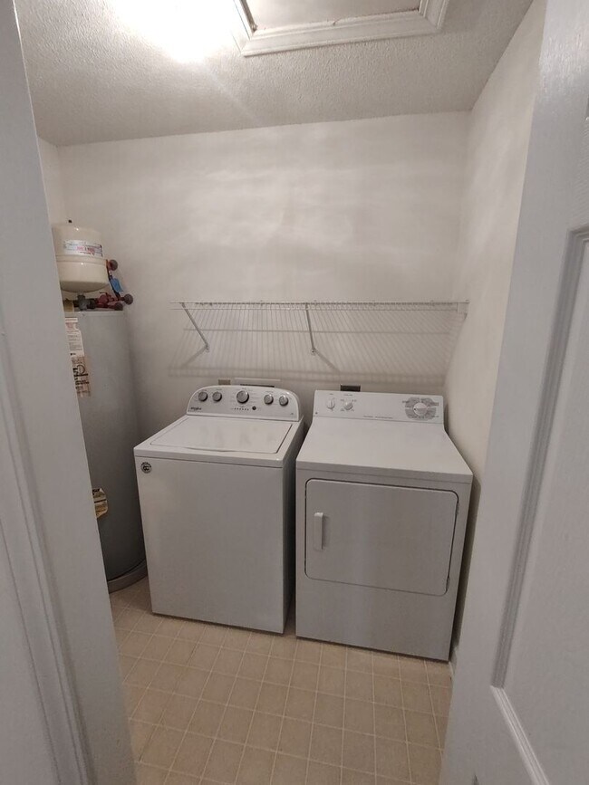 Building Photo - NEWLY RENOVATED 4 Bed/2 Bath with Communit...