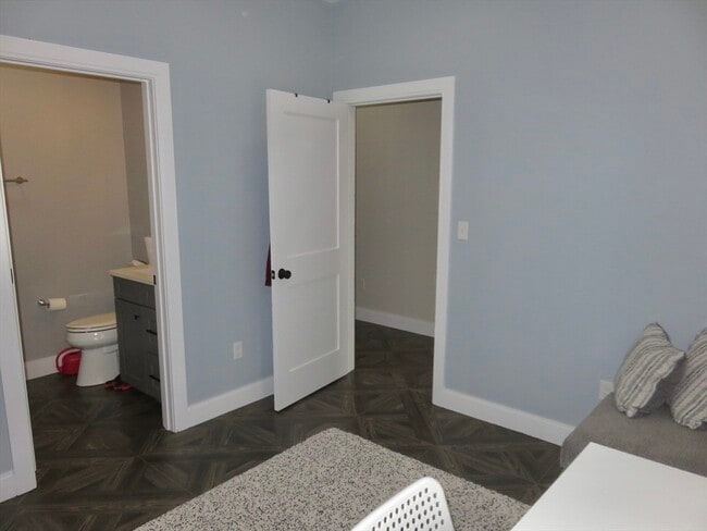 Building Photo - 32 Gale St