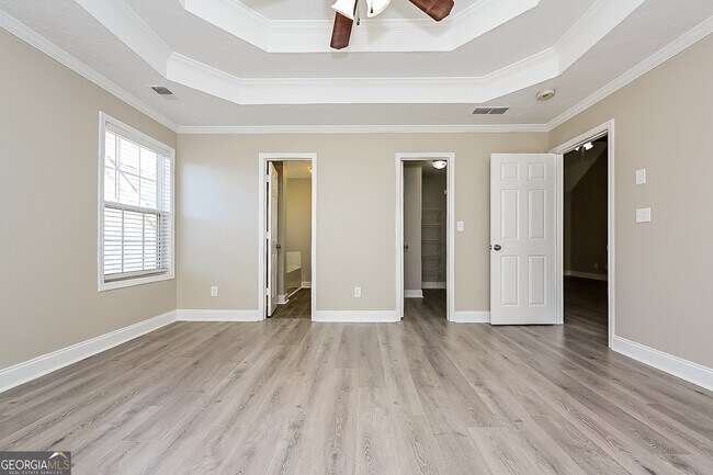 Building Photo - 1505 Queen Elizabeth Dr