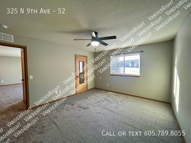 Building Photo - Walk Out 2 Bedroom With Private Patio!