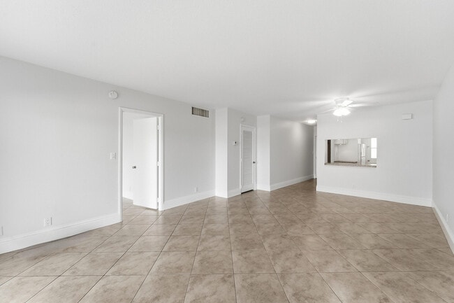 Building Photo - 1427 E Hillsboro Blvd