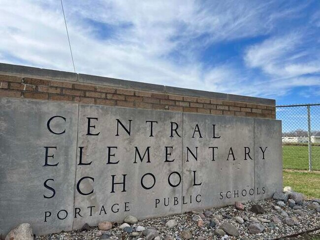 Building Photo - 422 W Melody Ave