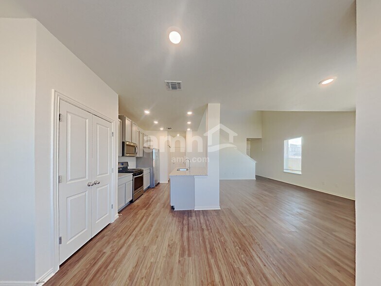 Building Photo - 207 Pebble Creek Run