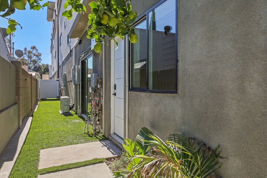 Building Photo - 11004 Hortense St