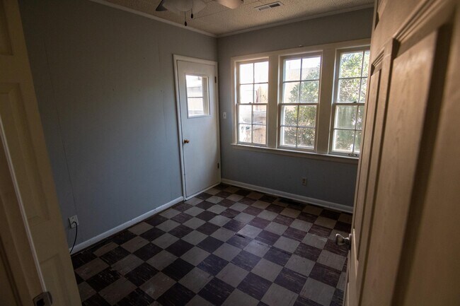 Building Photo - 810 E Lewis St