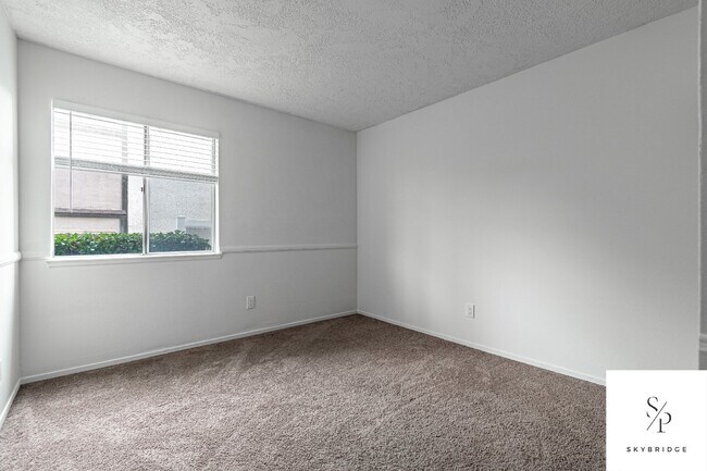 Building Photo - Modern and Cozy Rancho Cucamonga Townhouse with Hardwood Floors!