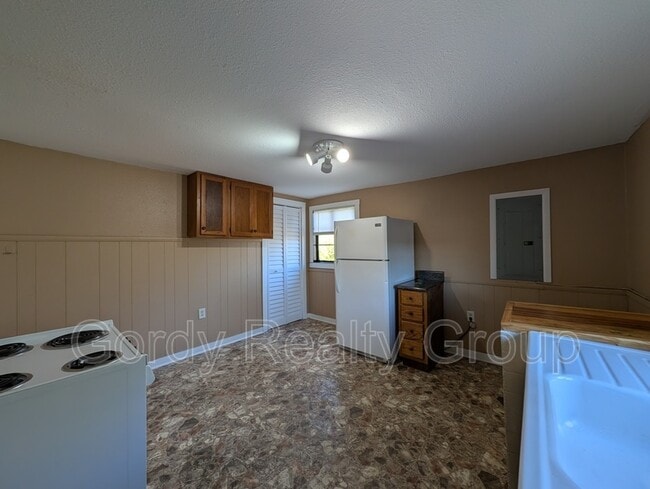 Building Photo - 3020 5th St