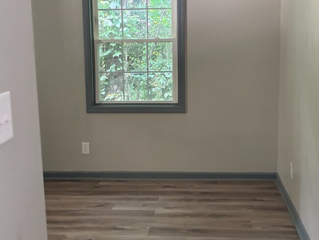 Building Photo - 542 Elm St