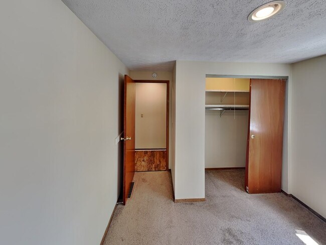 Building Photo - 94 E 18th Ave