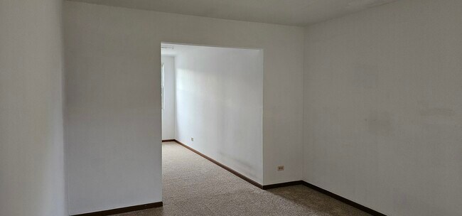Building Photo - 301 Village Creek Dr