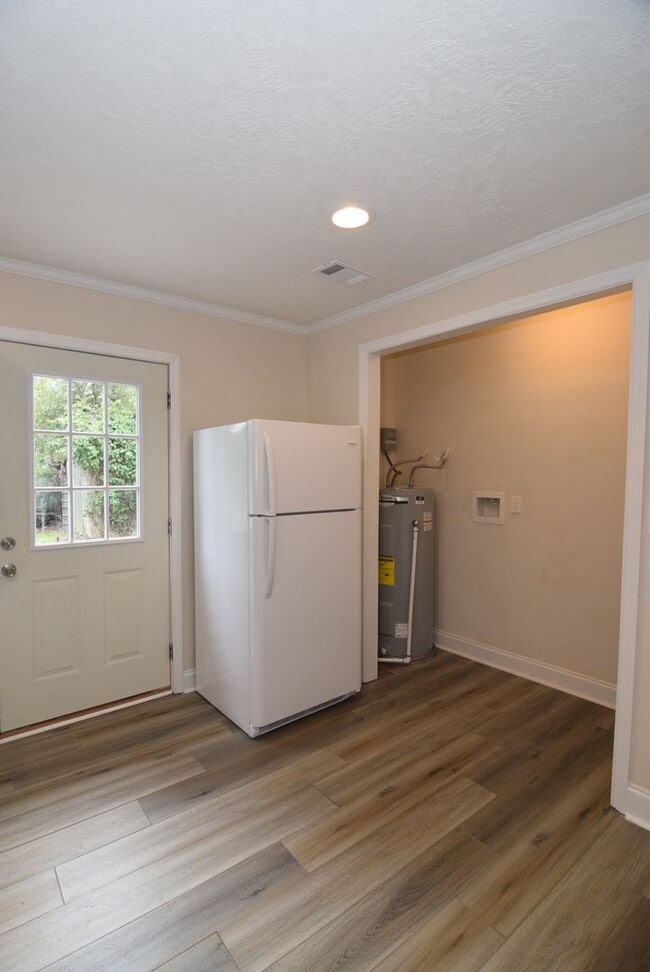 Building Photo - Recently Renovated 3 Bedroom House - Section 8 Welcome