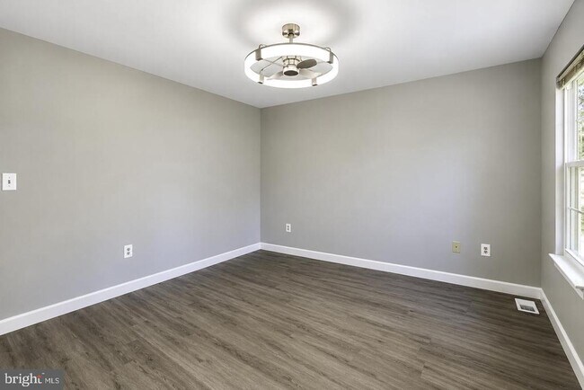 Building Photo - 15025 Timberlake Dr