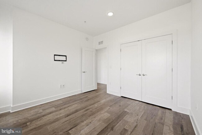 Building Photo - 44824 Tiverton Sq